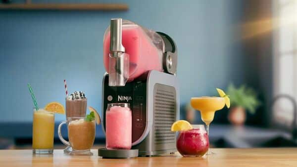 Ninja SLUSHi Machine à boissons glacées, granités, cocktails, frappés, milkshakes et jus glacés, vu sur TikTok, sans glace ni préparation requises, capacité 1,9 l, bleu et gris FS301EU