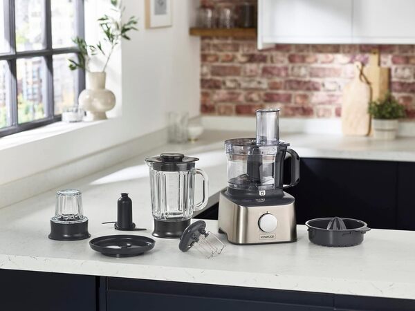 Kenwood Multipro Compact+ FDM313SS Robot de cuisine compact avec balance intégrée, lame en acier inoxydable, 3 plateaux de travail et 6 autres accessoires, boîtier en métal, 800 W, argent [Classe énergétique A+]
