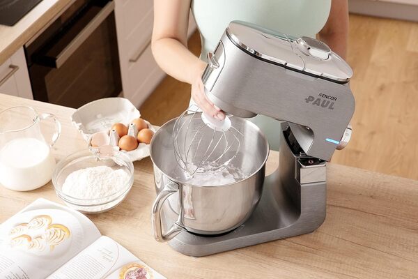 Sencor Robot Pâtissier multifonctions Premium, Robot de Cuisine Robust full metal, Moteur 1500W Surpuissant, avec Éclairage Led, silencieux, fonction Smart Power avec Accessoires complets et broyeuse [Classe énergétique A++]