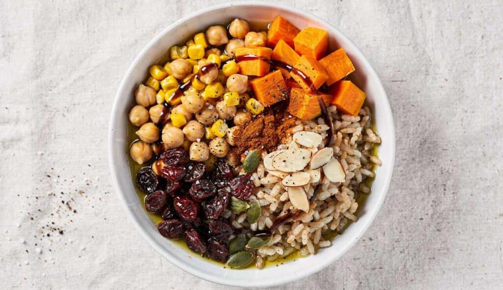 Bowl d'hiver : riz, légumes et fruits pour une recette saine