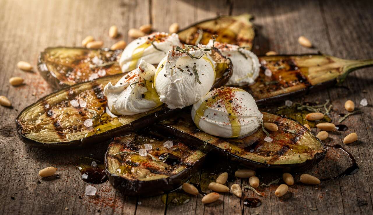 Aubergine grillée à l'huile d'olive et burrata : recette savoureuse