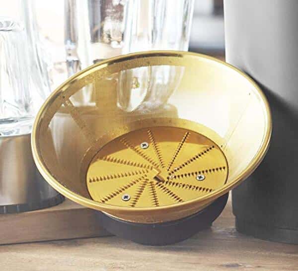 Découvrez notre avis sur l'extracteur de jus Gastroback 40151 : puissance de 1300 W et 5 vitesses pour une extraction optimale