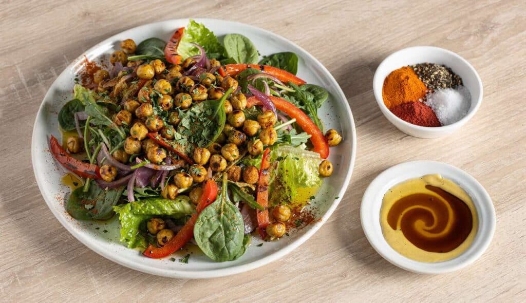 Salade de pois chiches rôtis aux épices : recette healthy et savoureuse