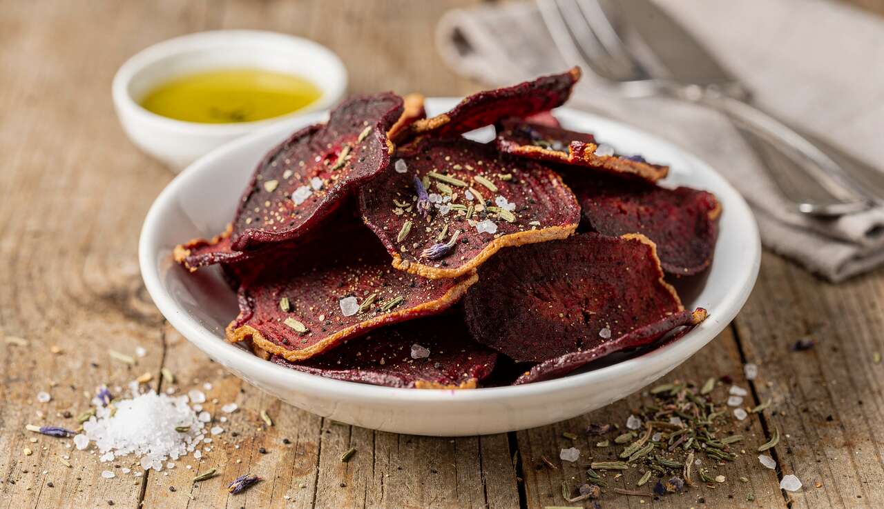Chips de betterave vegan : recette saine et gourmande
