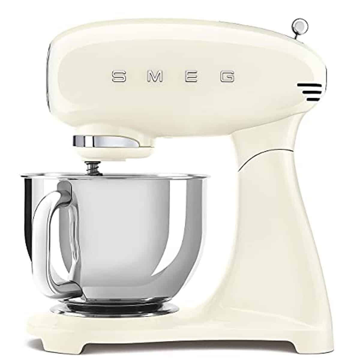 Test robot pâtissier Smeg SMF03CREU : puissance, sécurité et élégance