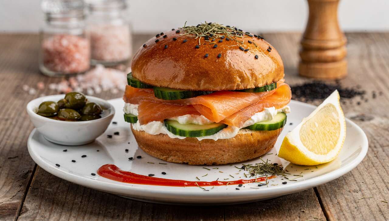 Burger au saumon fumé et concombre : découvrez la recette saine