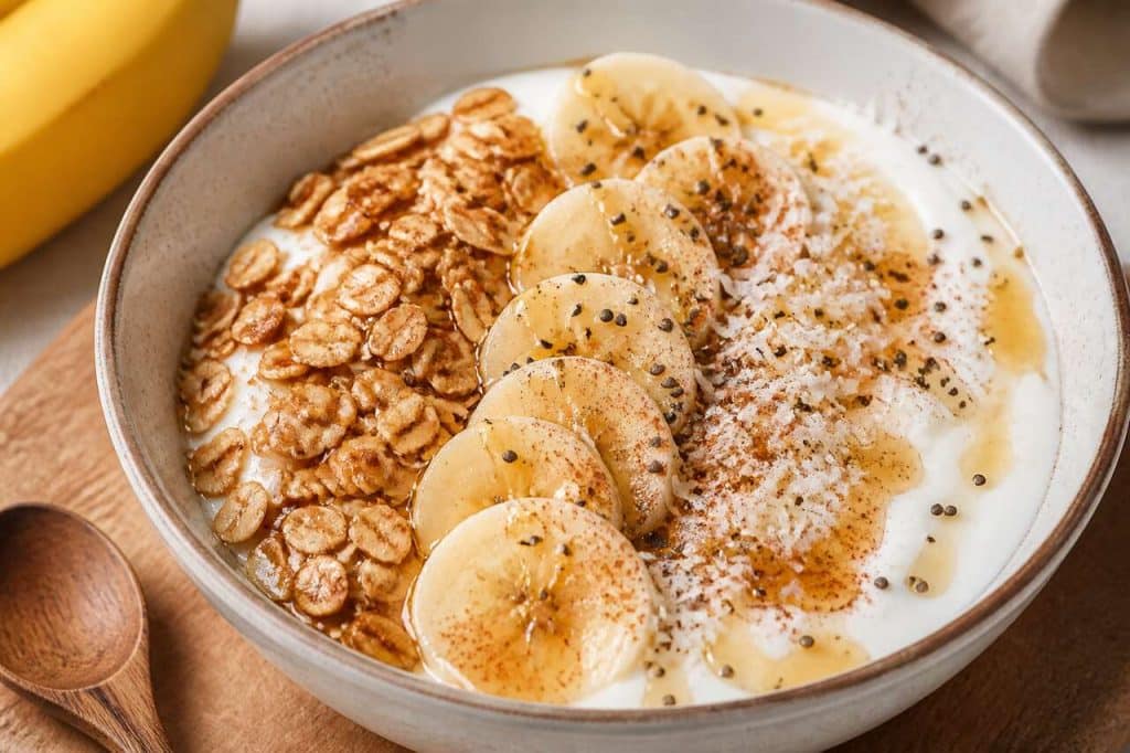 Bowl de yaourt : recette aux bananes et flocons d'avoine