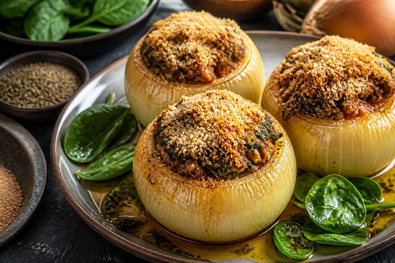 Oignons farcis à la viande et épinards - recette savoureuse