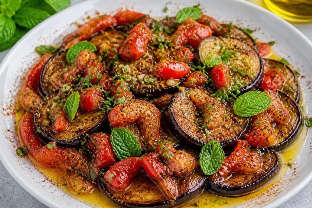 Salade d'aubergines aux tomates et herbes : recette savoureuse et saine