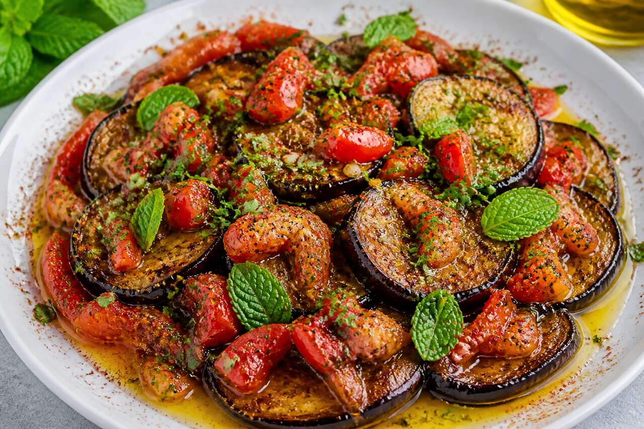 Salade d'aubergines aux tomates et herbes : recette savoureuse et saine
