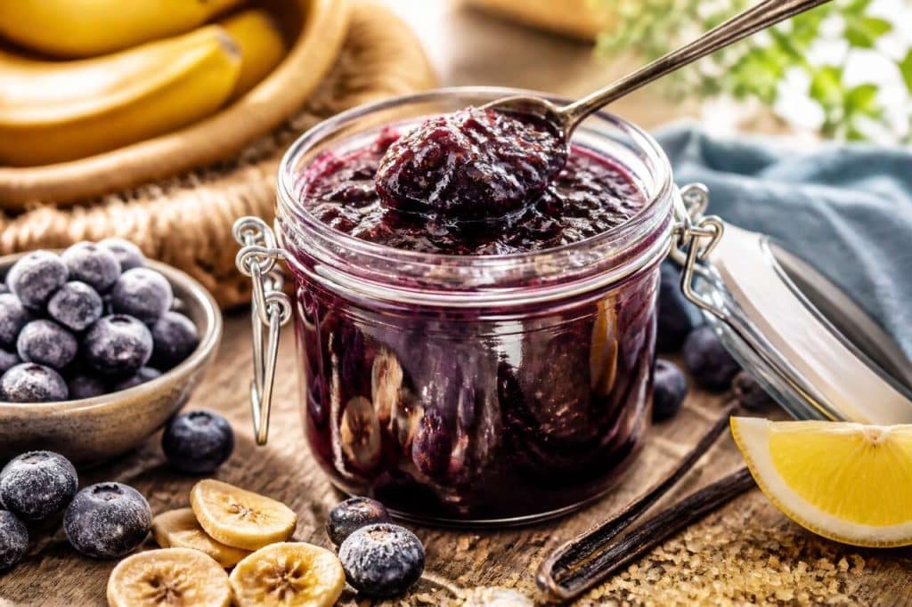 Confiture maison myrtilles-banane : recette facile et savoureuse