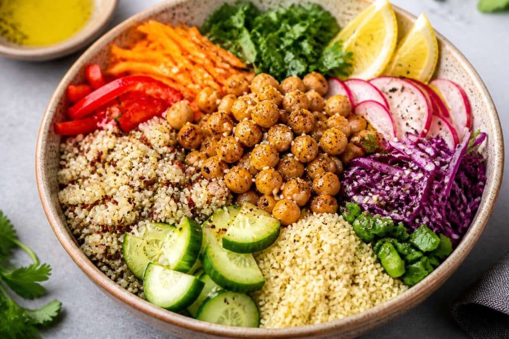 Recette : bowl quinoa, couscous et crudités facile et sain
