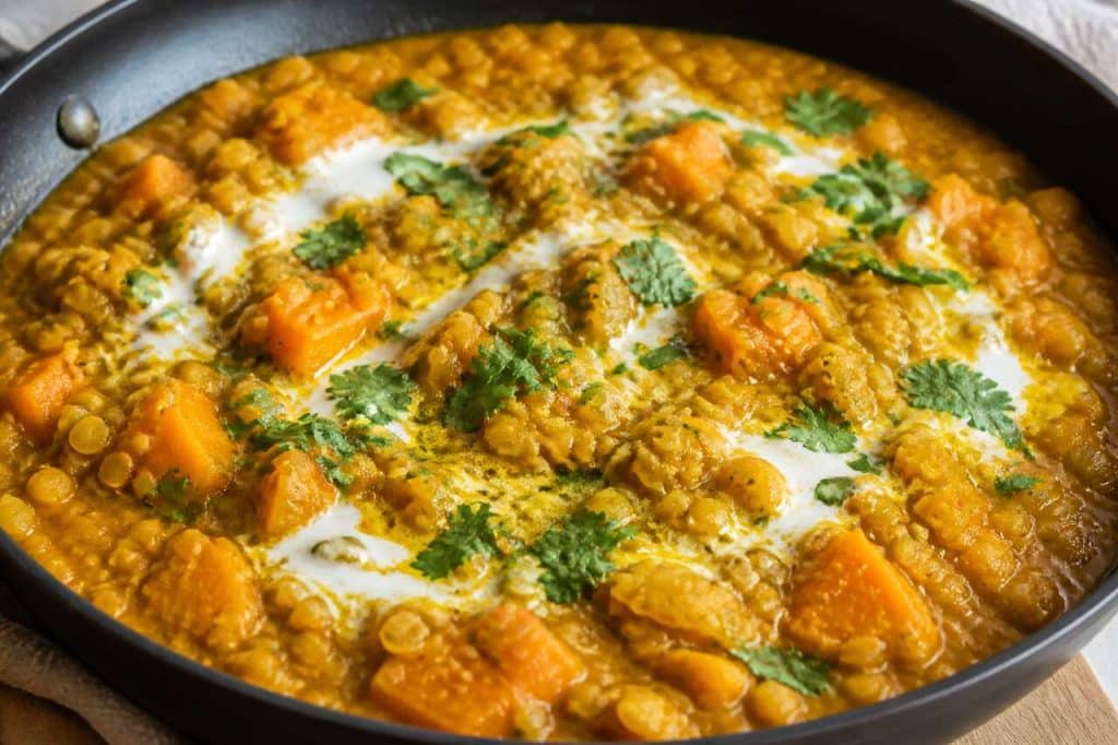 Dal aux patates douces en une seule poêle : recette facile et savoureuse