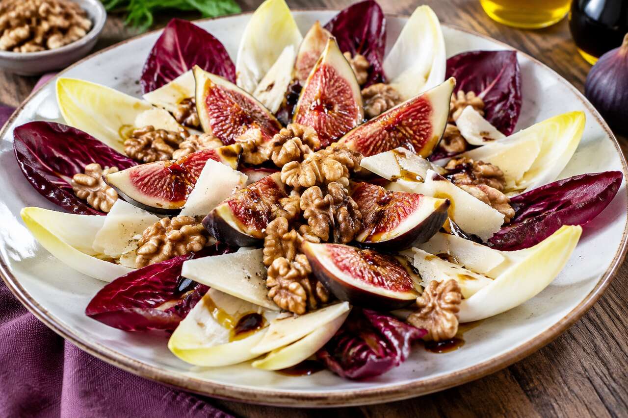 Salade d'endives rouges : recette avec figues et noix